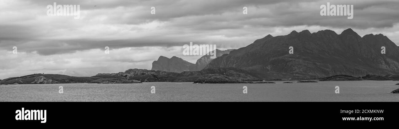 Panorama-Berglandschaft in der Nähe von Bodo während der Polarnacht, Norwegen. Nordland. Europa. Lofoten-Tor. Norwegisches Meer, Atlantischer Ozean. Stockfoto