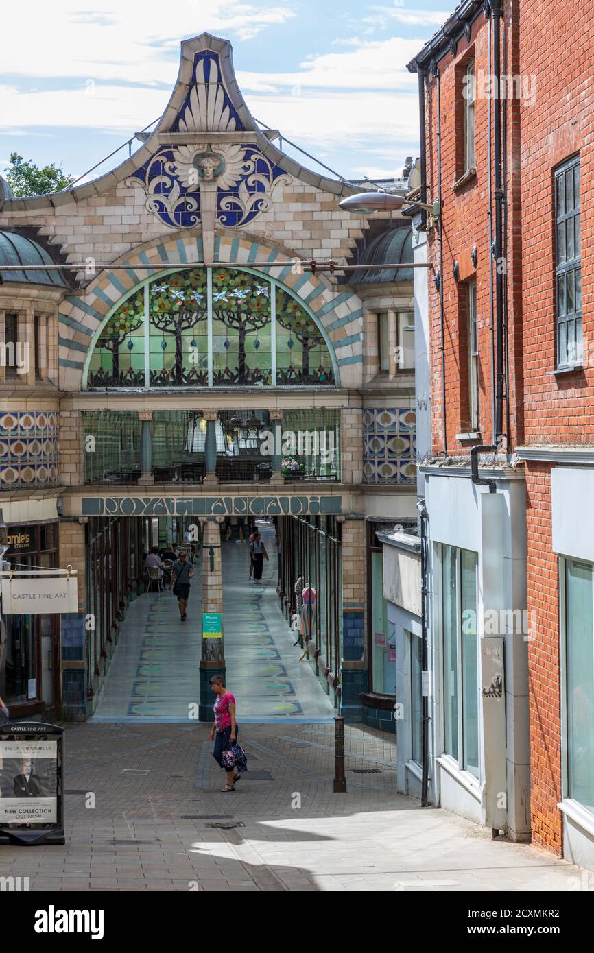 Blick auf den Eingang der Royal Arcade von der Arcade Street im Stadtzentrum von Norwich, Norfolk, England Stockfoto