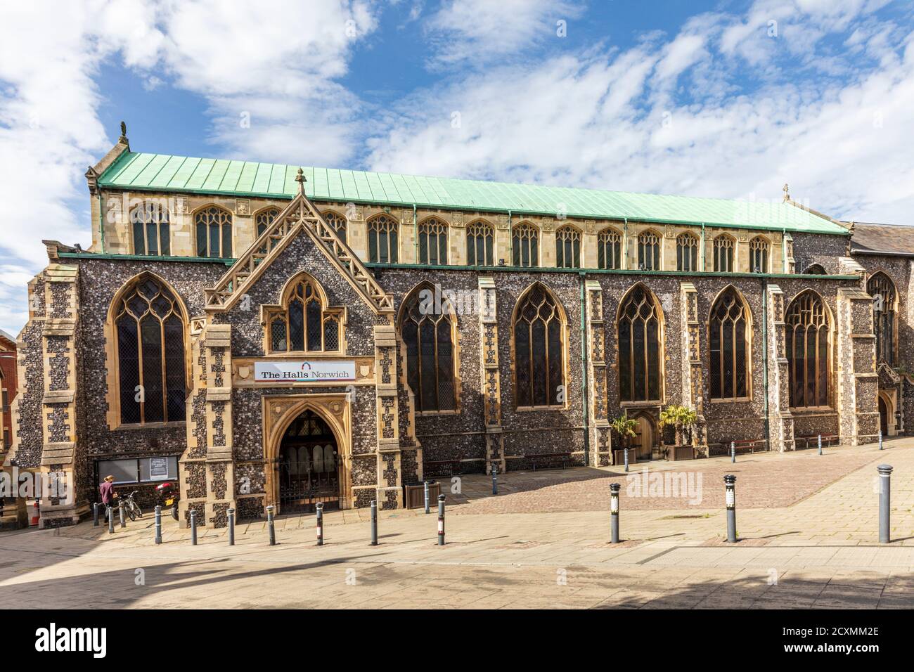 Die Hallen im Stadtzentrum von Norwich, Norfolk. Ein kompletter mittelalterlicher Klosterkomplex aus dem 14. Jahrhundert, der heute als Veranstaltungsort genutzt wird. Stockfoto
