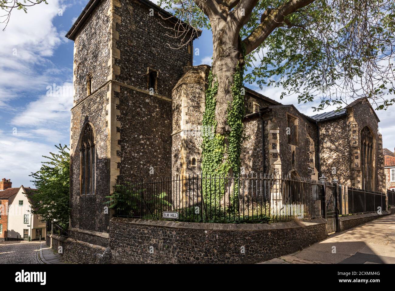 St. Peter Hungate Kirche auf der Spitze des Elm Hill in der Altstadt, Norwich, Norfolk, England, Großbritannien. Stockfoto