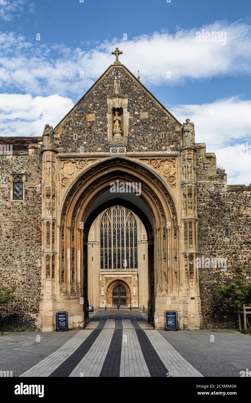 Blick auf die mittelalterliche Kathedrale von Norwich durch das Erpingham Gate, Norfolk, England. Stockfoto