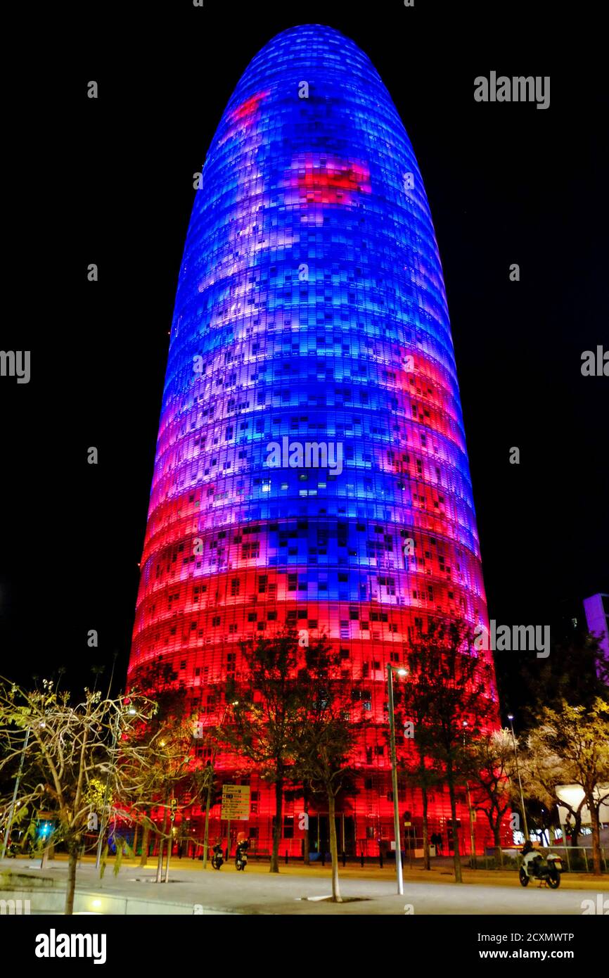 Das Gebäude in Barcelona wurde nachts beleuchtet Stockfoto