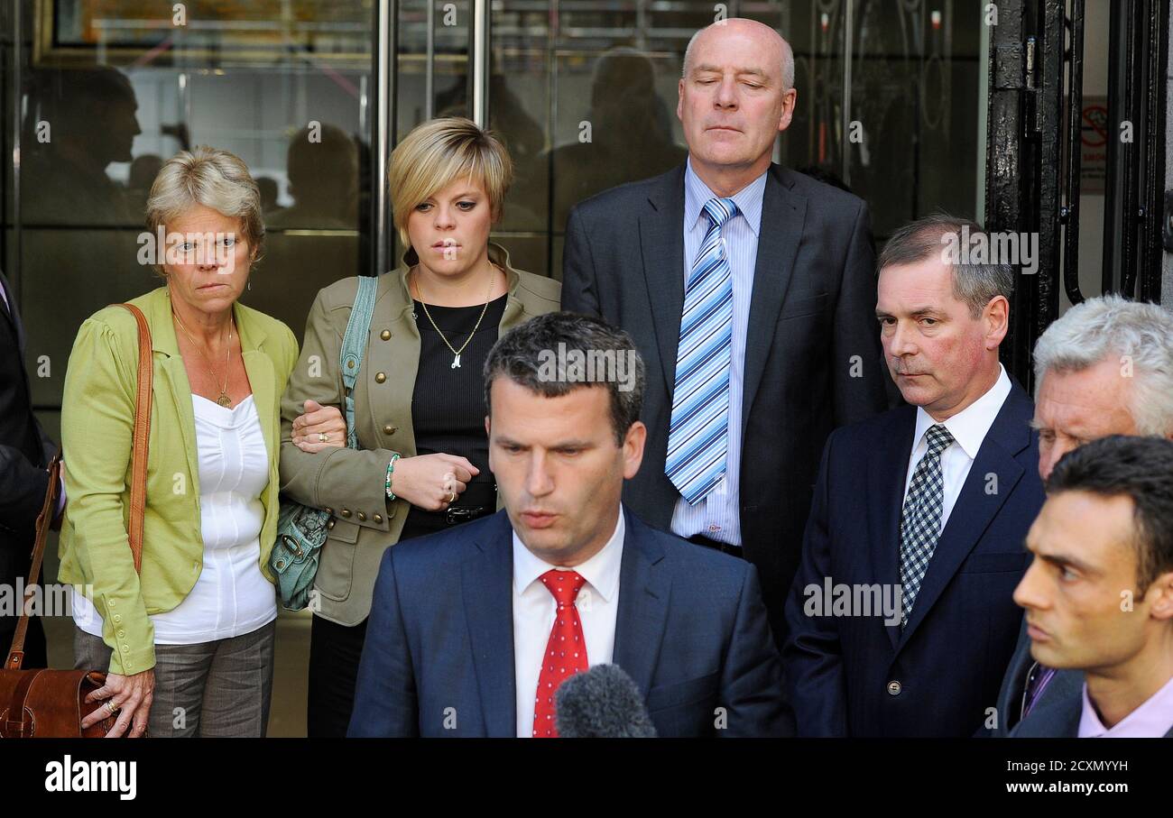 Die Familie des ermordeten Teenagers Milly Dowler, (L-R) Mutter Sally  Dowler, Schwester Gemma und Vater Bob hinter ihrem Anwalt Mark Lewis  stehen, nach einem Treffen mit Rupert Murdoch in einem Hotel im