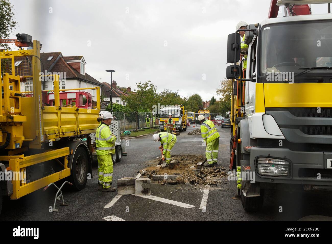 London, Großbritannien. Oktober 2020. Bewohner von Chiswick protestieren gegen die Entfernung von Schutzhütten durch Hounslow Homes. Ein Versuch von Hounslow Homes letzte Woche, diese Schutzhütten zu entfernen, wurde von den Anwohnern vereitelt, so dass sie heute, am 1. Oktober 2020, in Kraft kamen und die Schutzhütten trotz Protesten der Anwohner zerstörten. Dies ist eine von vielen Verkehrssystemen verursacht Kontroverse in Chiswick. Kredit: Peter Hogan/Alamy Live Nachrichten Stockfoto