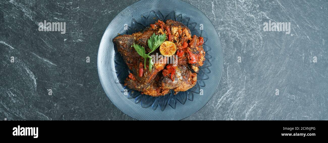 Hausgemachter gebratener Papageienfisch mit Chili ist asiatische kulinarische Gerichte, die auf einem Steinblock serviert werden Stockfoto