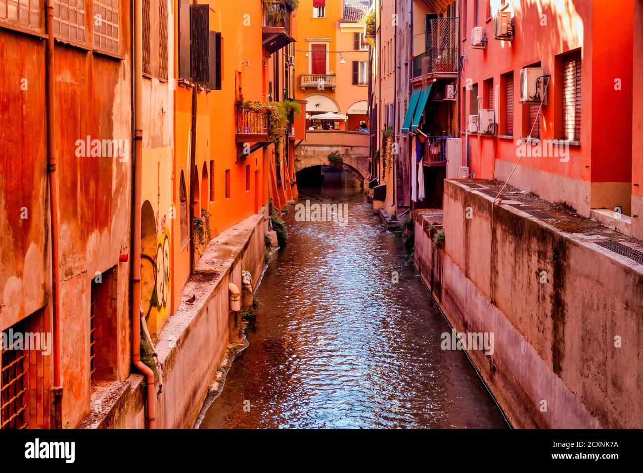 Der Canale delle Moline, wo das Wasser des Canale di Savena und des Aposa-Baches zusammenfließen, Bologna, Italien Stockfoto