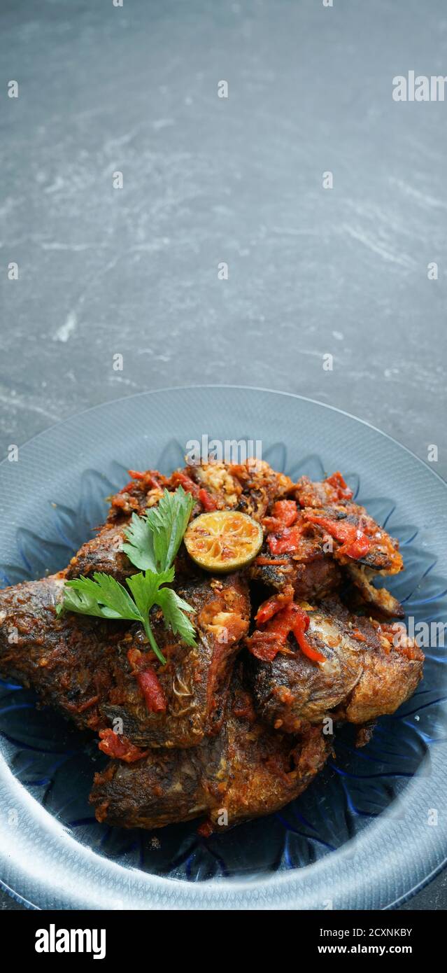 Hausgemachter gebratener Papageienfisch mit Chili ist asiatische kulinarische Gerichte, die auf einem Steinblock serviert werden Stockfoto