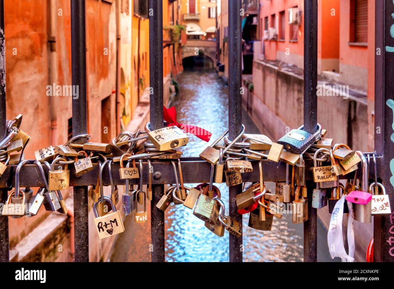 Liebesschlösser am Tor des Canale delle Moline in der Via Oberdan, Bologna, Italien Stockfoto
