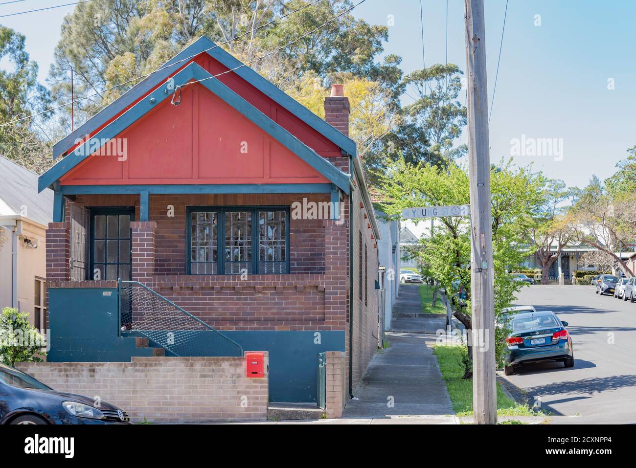 Ein einfaches, kleines, eigenständiges kalifornisches Bungalow Cottage an einer Ecke im Vorort Annandale in Sydney, New South Wales, Australien Stockfoto