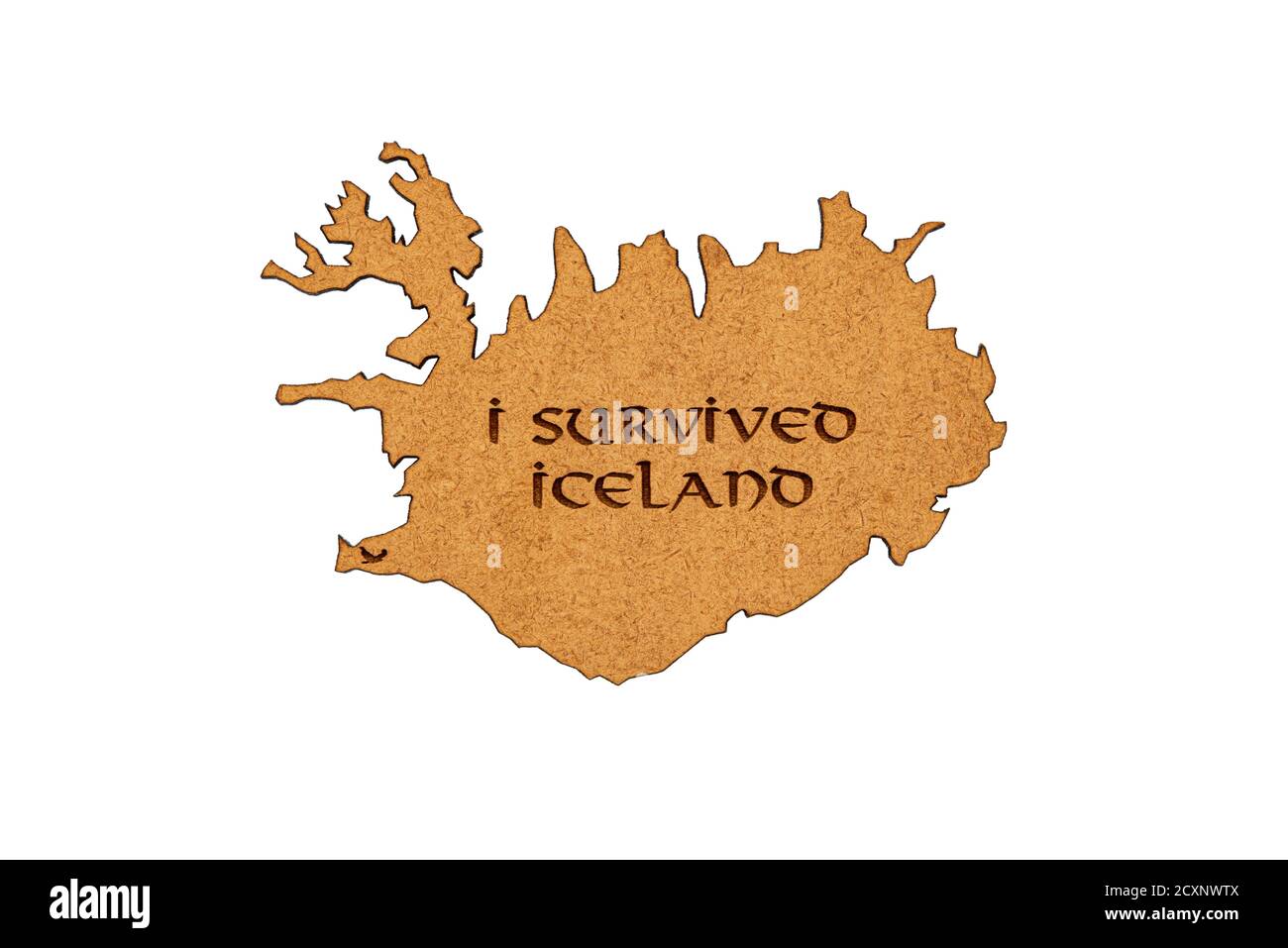 Karte von Island auf Holzstruktur mit der gravierten Inschrift 'I überlebt iceland', isoliert auf weißem Hintergrund. Stockfoto