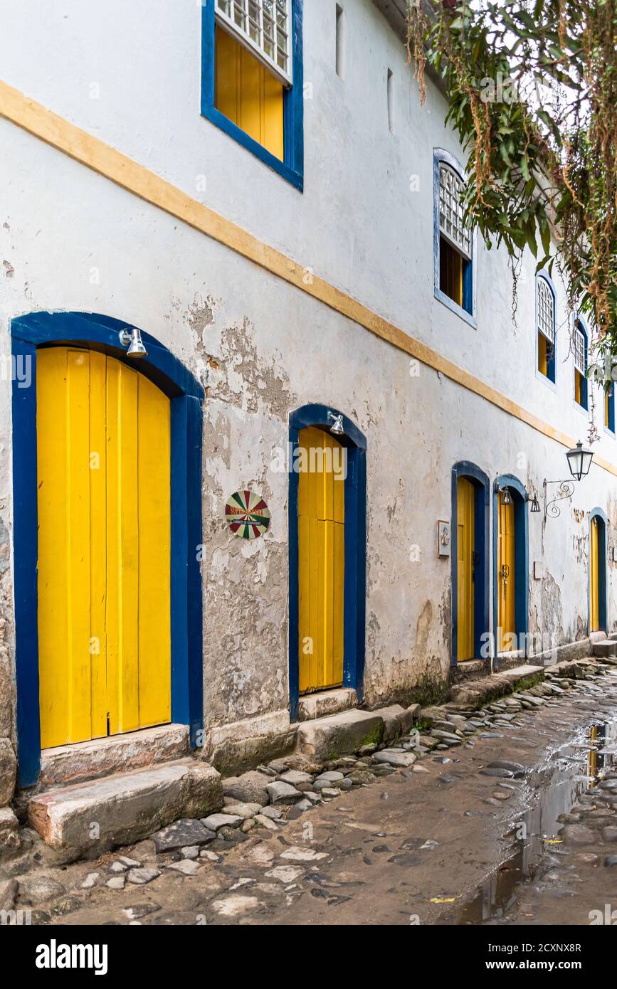 Außenfassade des alten Kolonialhauses mit Gelb und Blau Türen in der historischen Kolonialstadt in Brasilien Stockfoto