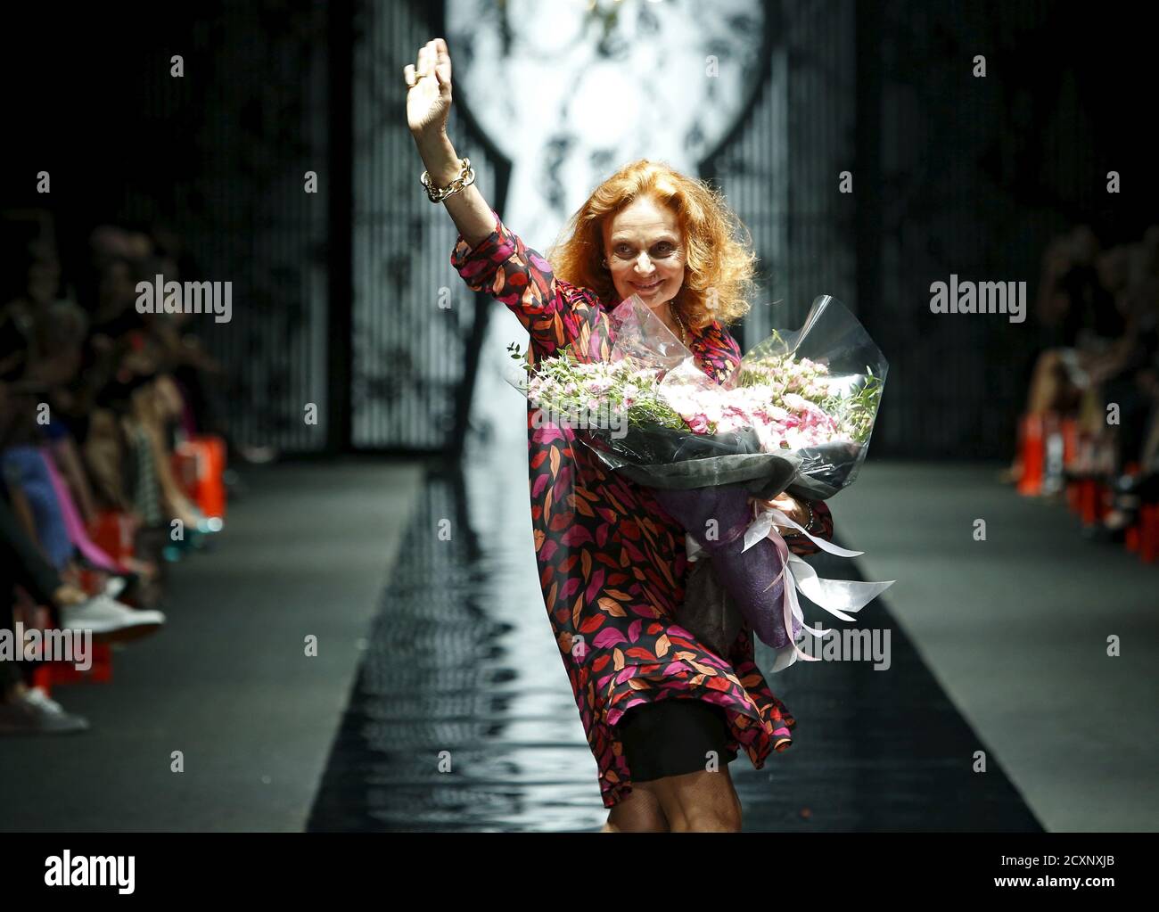 Designerin Diane von Furstenberg winkt am Ende ihrer Herbst 2015 Kollektion 'Seduction' Show auf der Singapore Fashion Week 13. Mai 2015 dem Publikum zu. Die neunte Ausgabe der Singapore Fashion Week findet vom 13. Bis 17. Mai statt. REUTERS/Edgar Su Stockfoto