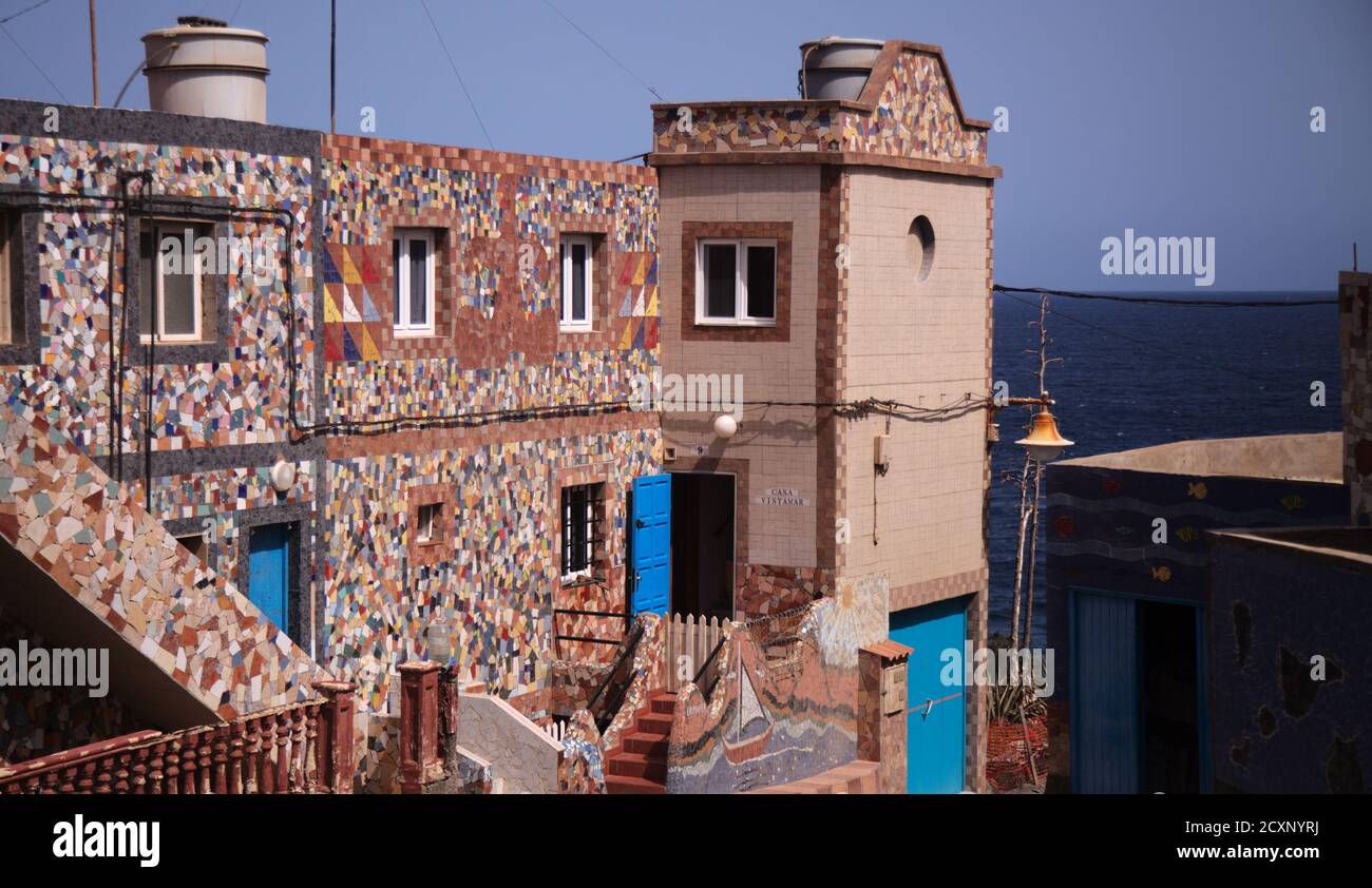 Kleiner Weiler in Barranquillo del Vino im Norden von Gran Canaria, komplett mit Amateurmosaik bedeckt Stockfoto