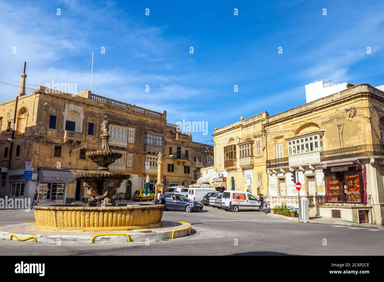 Mittelalterlicher Platz von St. Francis und Straßen mit Brunnen in der Victoria Rabat Stadt - Gozo Insel, Malta Stockfoto