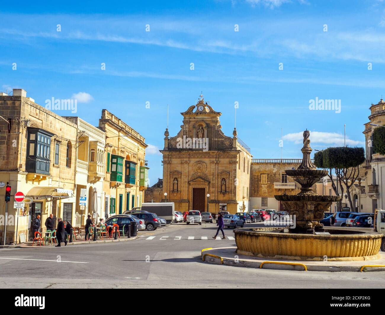 Mittelalterlicher Platz von St. Francis und Straßen mit Brunnen in der Victoria Rabat Stadt - Gozo Insel, Malta Stockfoto