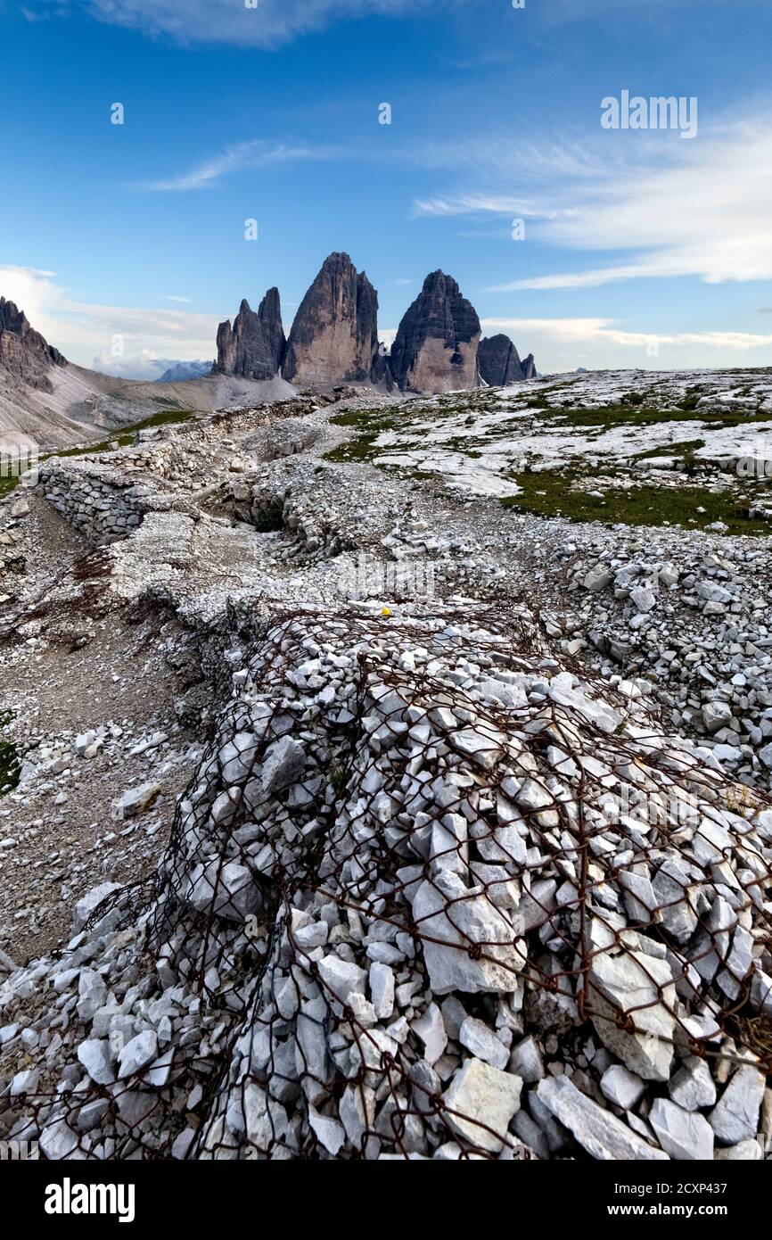Die 'Demian' Hochburg des Großen Krieges. Im Hintergrund die Tre Cime di Lavaredo. Sextner Dolomiten, Provinz Bozen, Trentino-Südtirol, Italien. Stockfoto