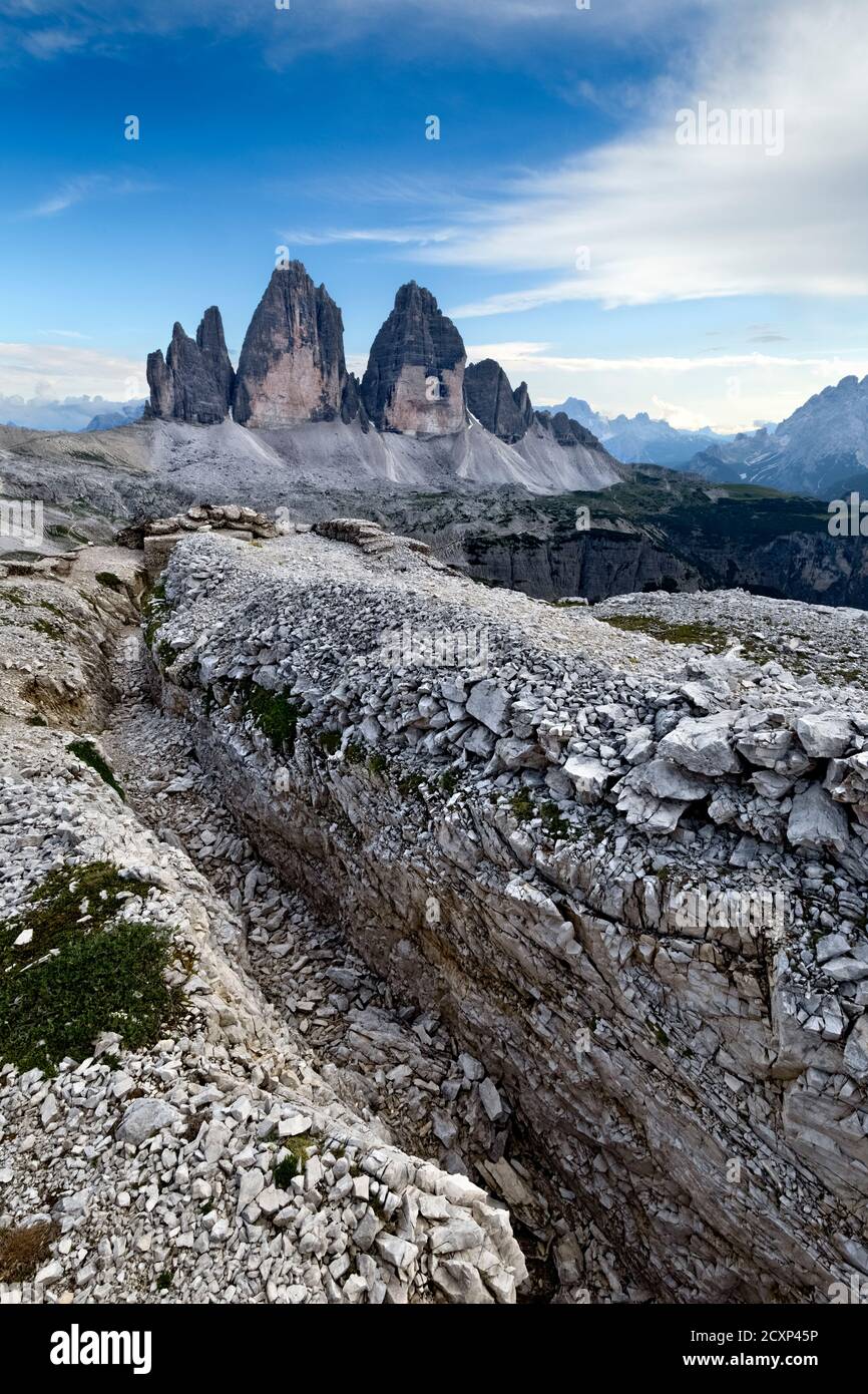 Die 'Demian' Hochburg des Großen Krieges. Im Hintergrund die Tre Cime di Lavaredo. Sextner Dolomiten, Provinz Bozen, Trentino-Südtirol, Italien. Stockfoto