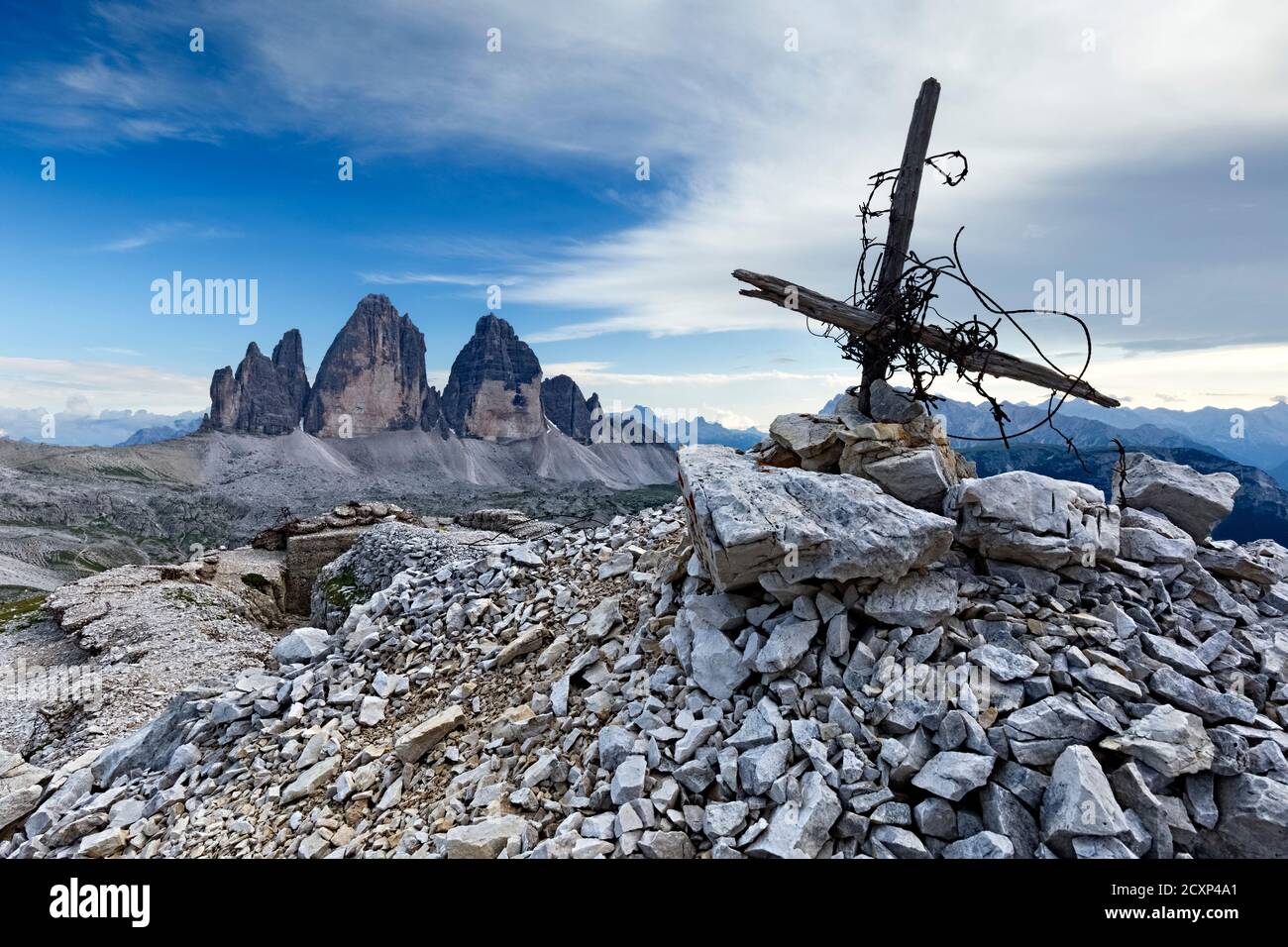 Die 'Demian' Hochburg des Großen Krieges. Im Hintergrund die Tre Cime di Lavaredo. Sextner Dolomiten, Provinz Bozen, Trentino-Südtirol, Italien. Stockfoto