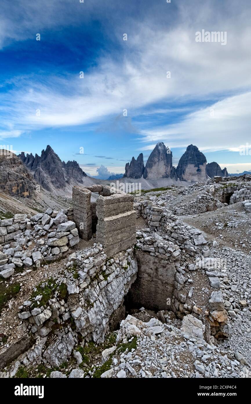 Die 'Kuppe Est' Hochburg des Großen Krieges. Im Hintergrund die Tre Cime di Lavaredo. Sextner Dolomiten, Provinz Bozen, Italien. Stockfoto