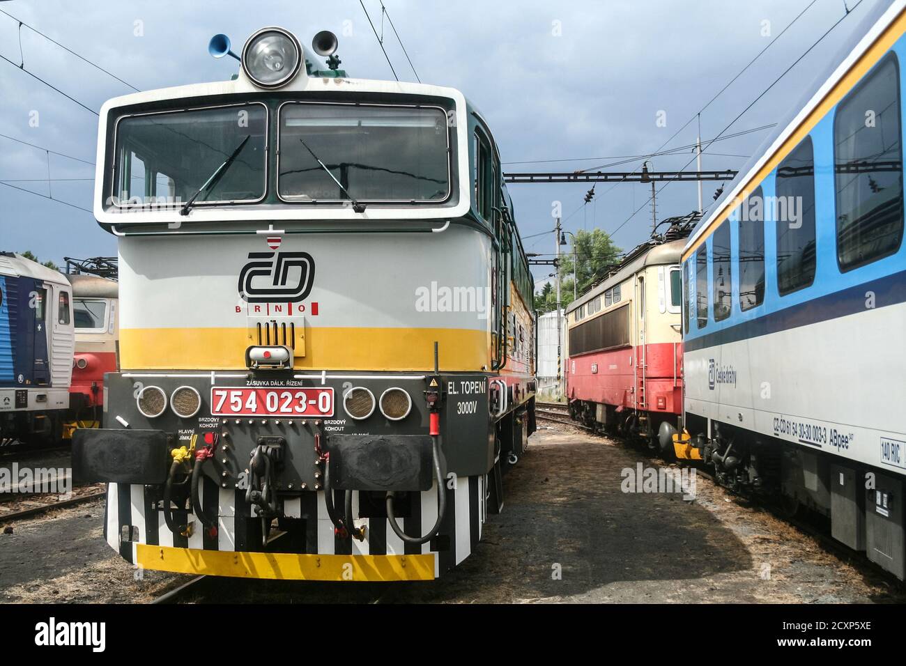 BRNO, TSCHECHIEN - 21. JUNI 2014: Diesellokomotive der Baureihe 754 der Tschechischen Bahnen vor Abflug in Bereitschaft. CD, oder Ceske Drahy ist der Hauptbahnträger Stockfoto