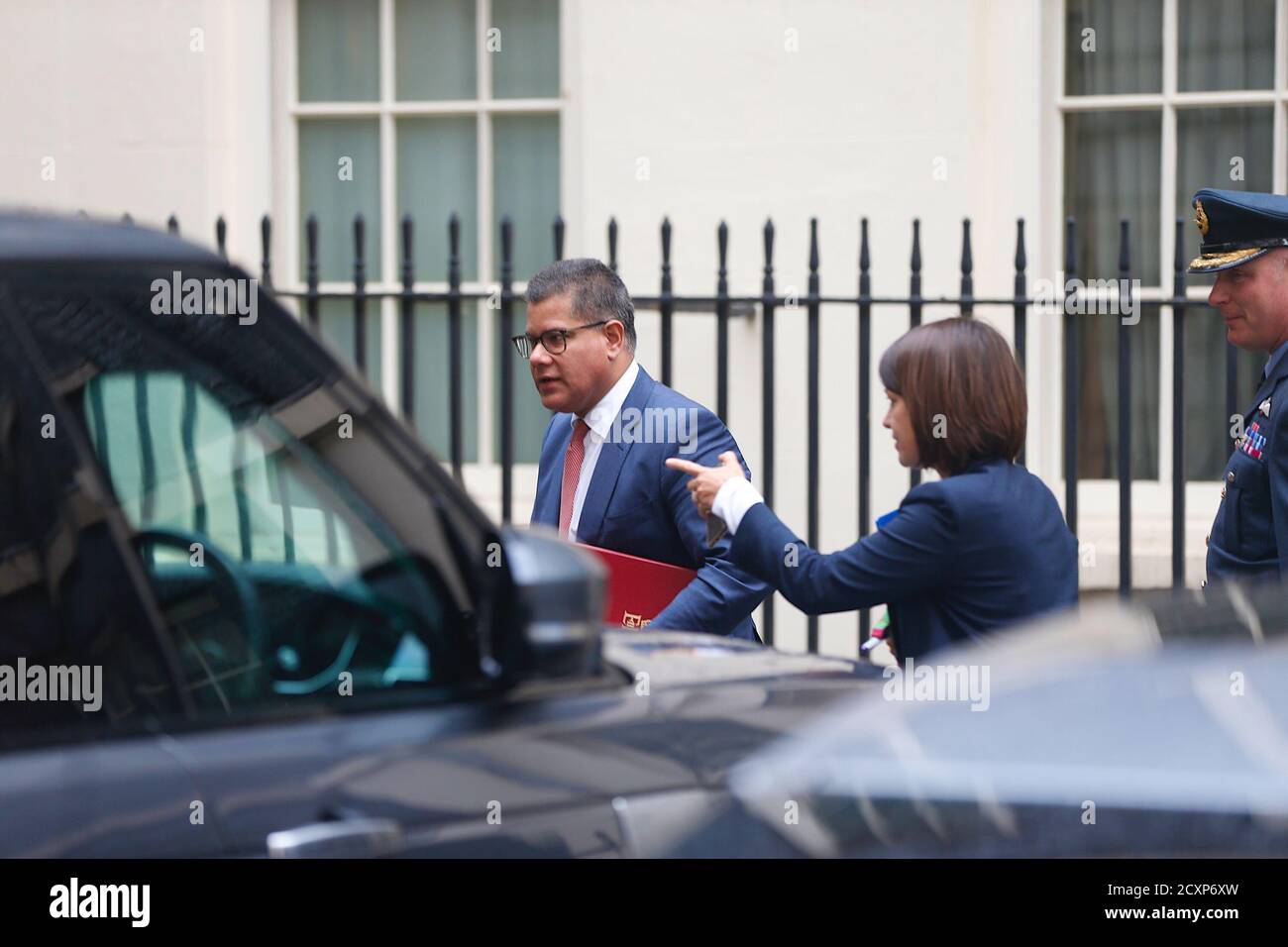 London, Großbritannien. 01. Oktober 2020. Alok Sharma verlässt Downing Street nach einem Treffen bei Nummer 10. Foto: Paul Lawrenson-PAL Media/Alamy Live News Stockfoto