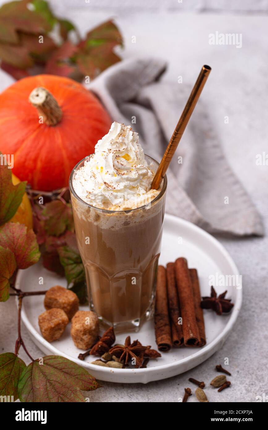 Kürbis Latte, heißer Herbstdrink Stockfoto