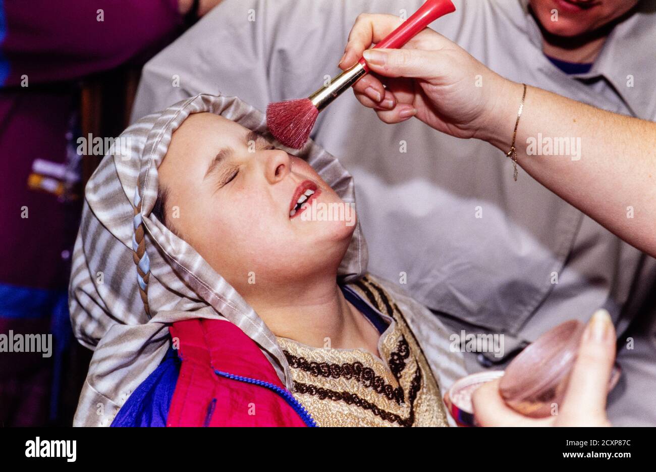 Kinder von der Gravely School in Hiotchin, Hertfordshire, bereiten sich auf eine Aufführung von Joseph und seinem Amazing Technicolor Dreamcoat vor. 09 Dezember 1991. Foto: Neil Turner Stockfoto