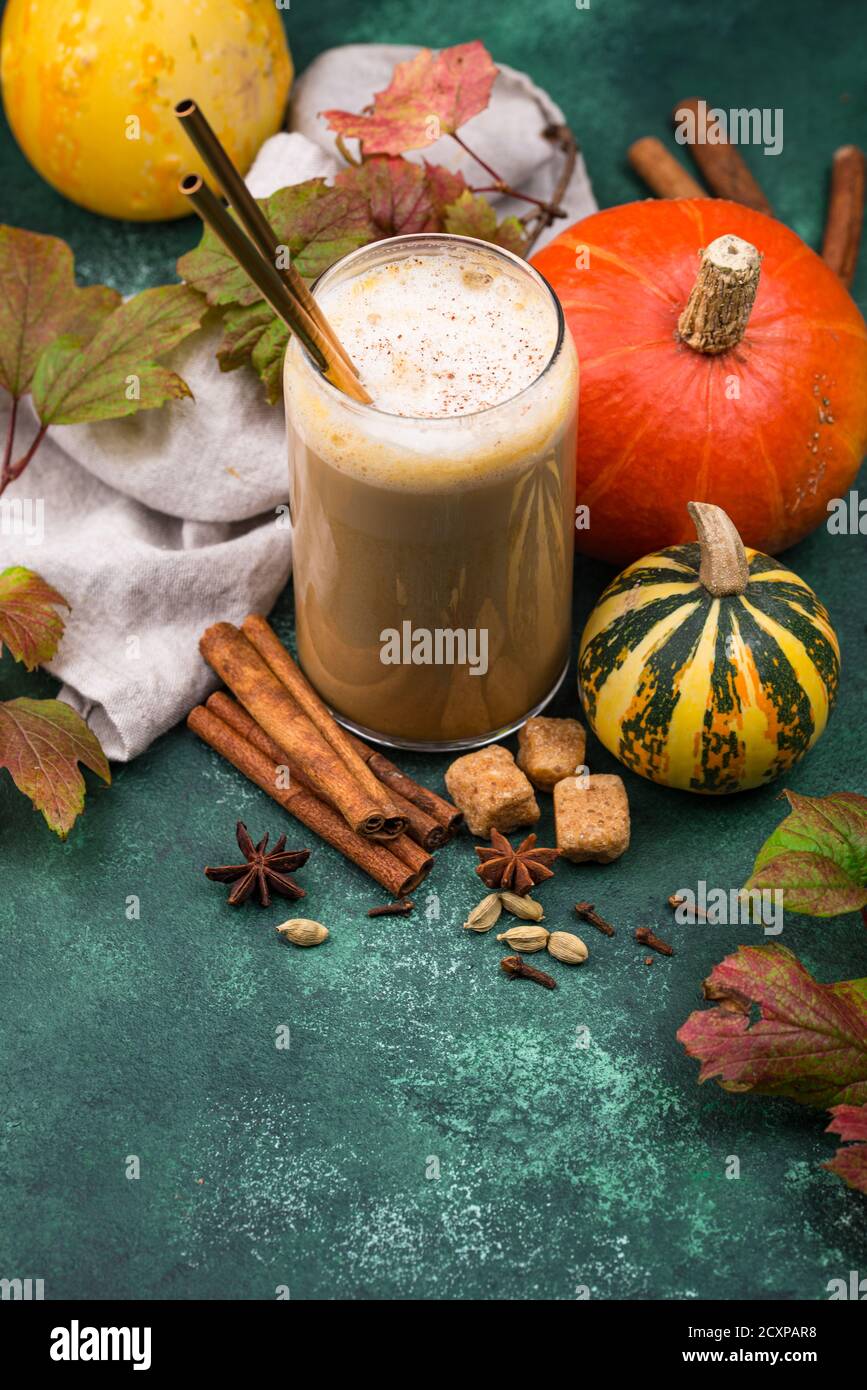 Kürbis Latte, heißer Herbstdrink Stockfoto