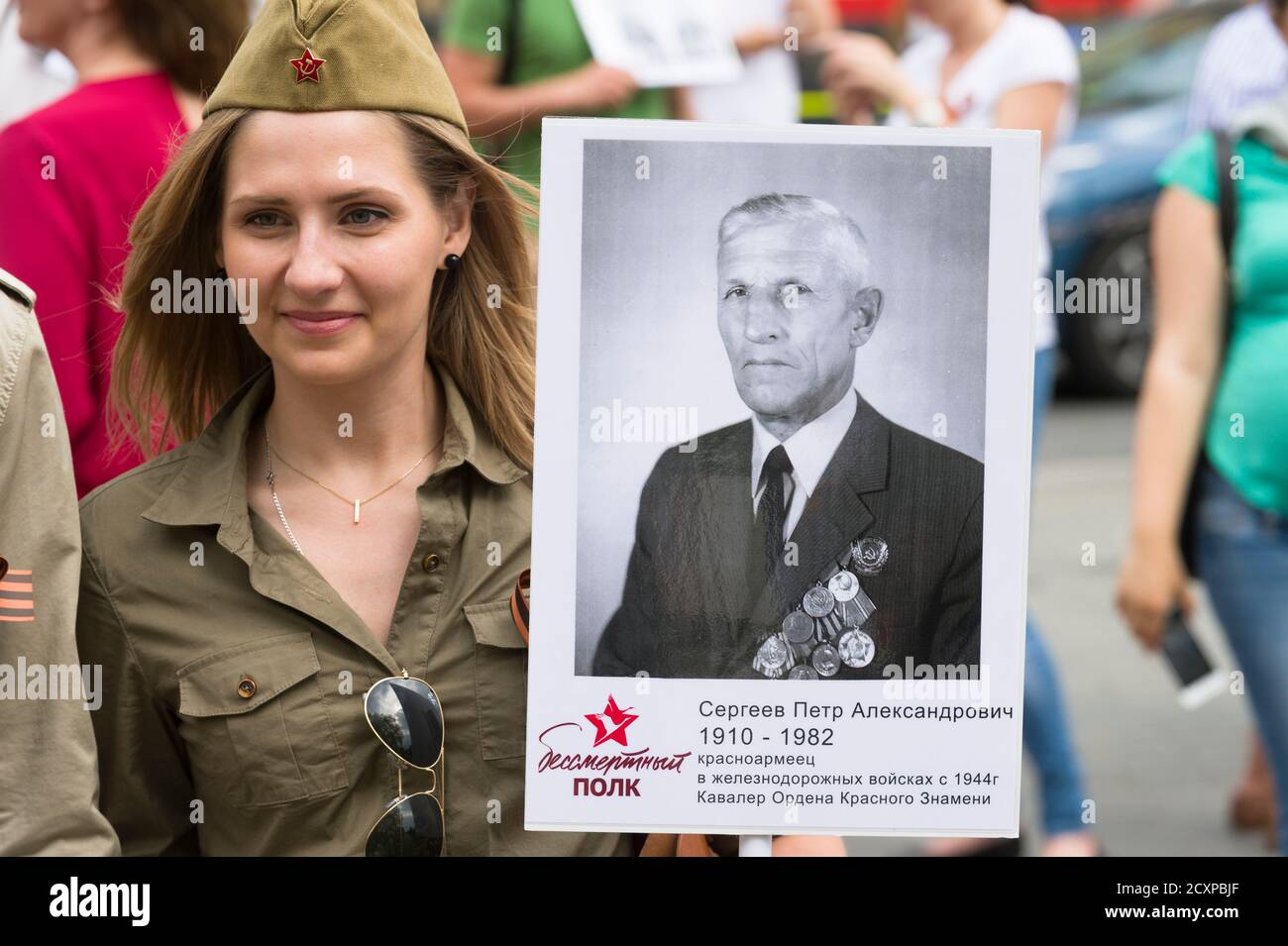 Der Londoner Marsch des Immortal Regiments, der marsch soll russischen Männern und Frauen gedenken, die im Zweiten Weltkrieg gekämpft haben und in Russland und anderen Ländern am 9. Mai im Rahmen der Feierlichkeiten zum Victory Day stattfinden. Während der Märsche tragen die Menschen Fotos ihrer Verwandten, die am Krieg teilnahmen. Etwa 12 Millionen Menschen nahmen 2015 an den Märschen des Immortal Regiments in ganz Russland Teil. Der Londoner marsch begann von der Nordterrasse des Trafalgar Square, direkt vor der National Gallery, dem 'Regiment', dann zu Fuß zum College Green über Whitehall, Downing Street, Parliament Square und West Stockfoto