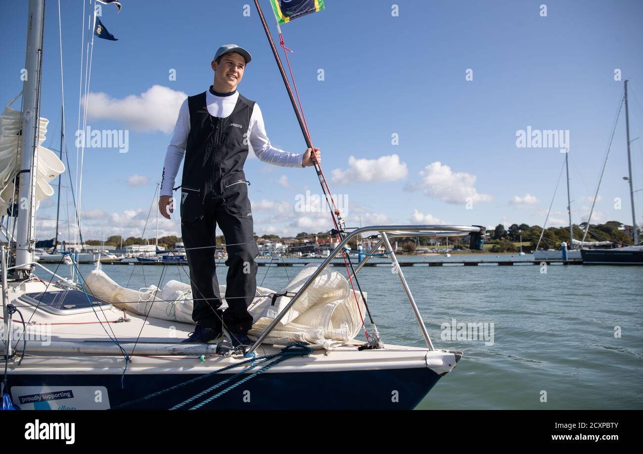 Der 15-jährige Timothy posiert lange für ein Foto auf seinem 28 Fuß langen Boot "Alchemy", nachdem er zurück in Hamble Point Marina, Hampshire angekommen war und der jüngste Mensch wurde, der alleine durch Großbritannien segelte. Stockfoto