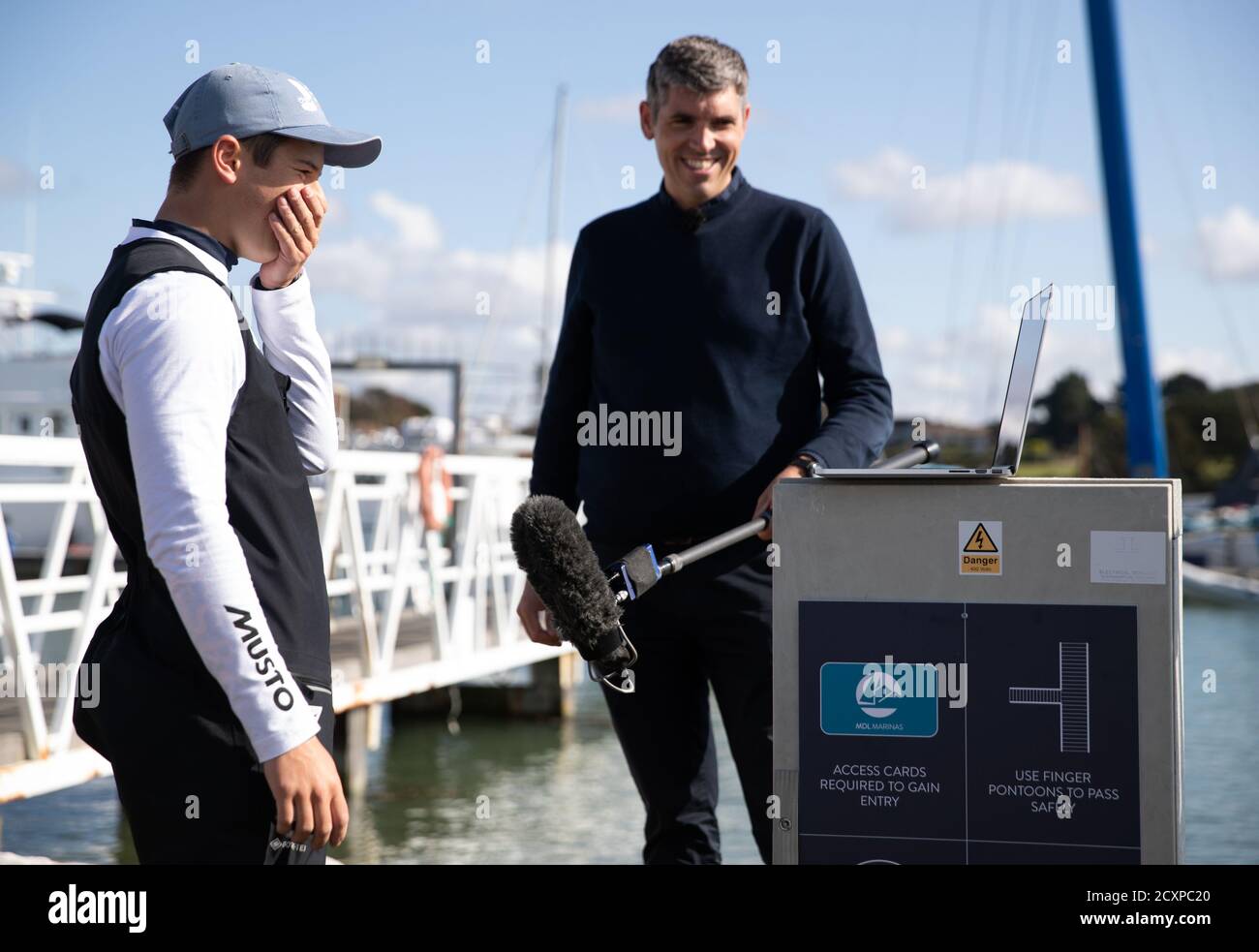 Der 15-jährige Timothy Long reagiert, nachdem ihm gratulierende Videobotschaften von den Matrosen Alex Thomson und Sir Robin Knox Johnson gezeigt wurden, nachdem er in Hamble Point Marina, Hampshire angekommen war und der jüngste Mensch wurde, der alleine durch Großbritannien segelte. Stockfoto