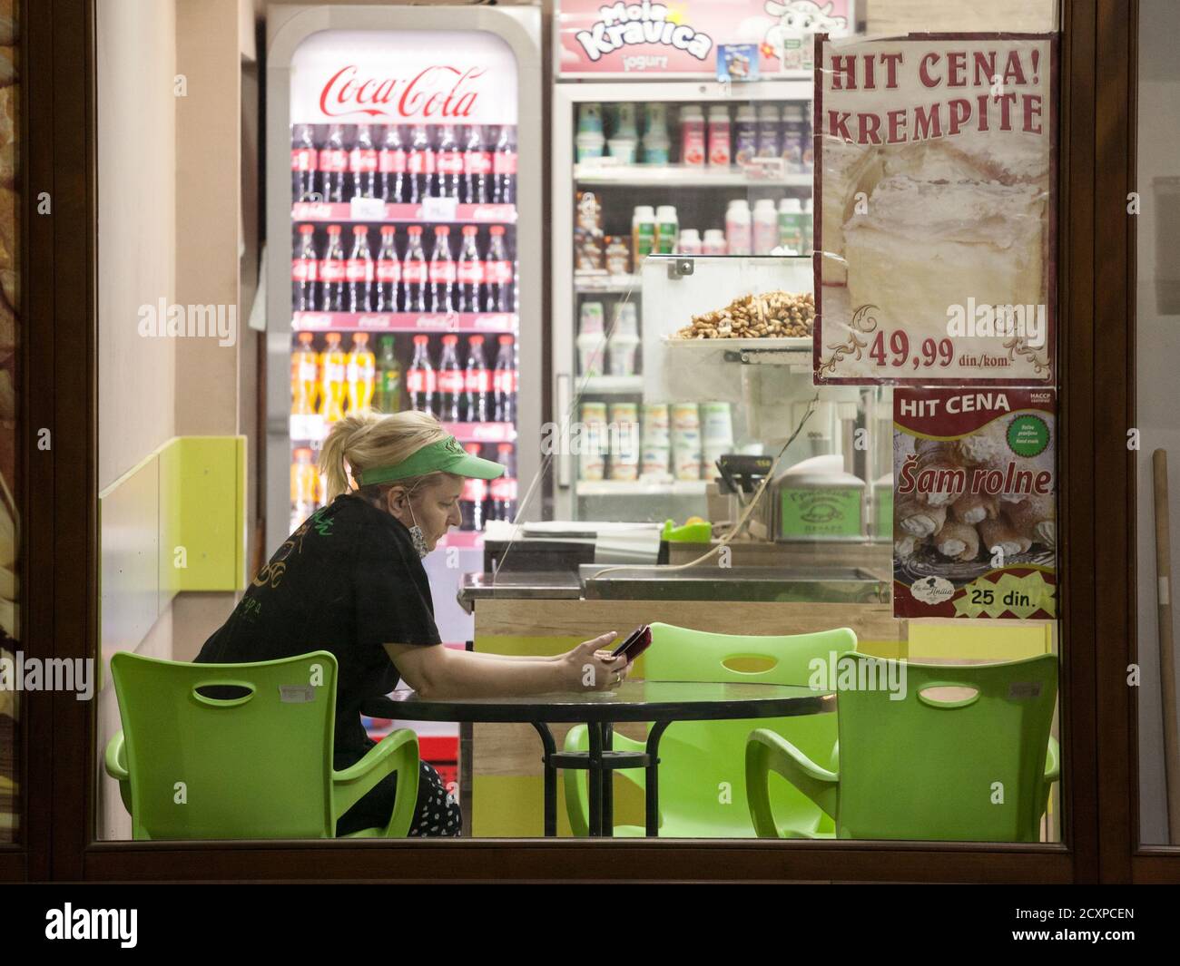 BELGRAD, SERBIEN - 22. SEPTEMBER 2020: Weibliche Angestellte, Bakter, sitzen und warten auf Kunden in einer Bäckerei mit einer Atemmaske in Belgrad, Stockfoto