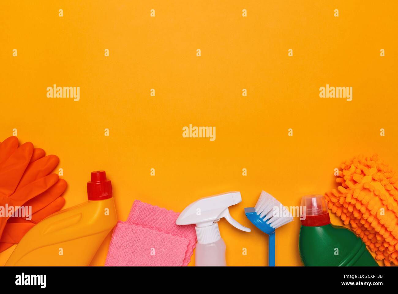 Mittel für die Reinigung des Hauses auf einem gelben Hintergrund. Platz für Text. Stockfoto