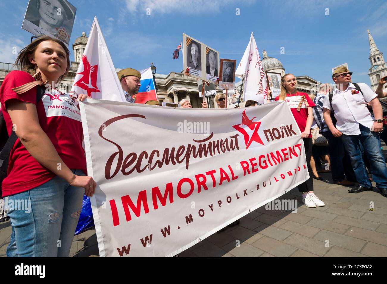 Der Londoner Marsch des Immortal Regiments, der marsch soll russischen Männern und Frauen gedenken, die im Zweiten Weltkrieg gekämpft haben und in Russland und anderen Ländern am 9. Mai im Rahmen der Feierlichkeiten zum Victory Day stattfinden. Während der Märsche tragen die Menschen Fotos ihrer Verwandten, die am Krieg teilnahmen. Etwa 12 Millionen Menschen nahmen 2015 an den Märschen des Immortal Regiments in ganz Russland Teil. Der Londoner marsch begann von der Nordterrasse des Trafalgar Square, direkt vor der National Gallery, dem 'Regiment', dann zu Fuß zum College Green über Whitehall, Downing Street, Parliament Square und West Stockfoto