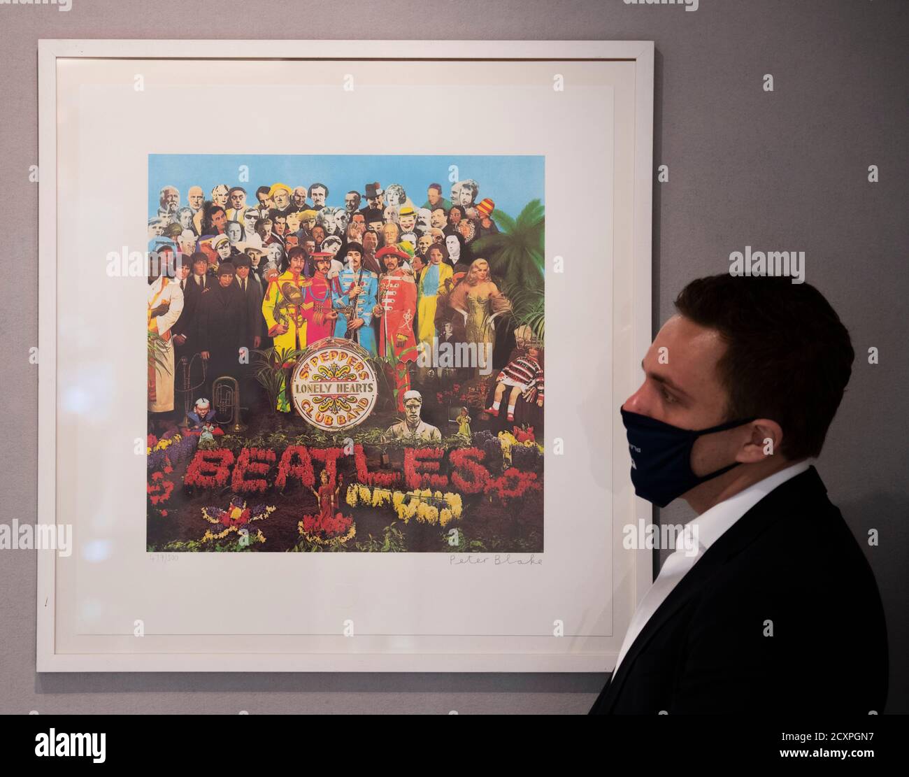 Bonhams, New Bond Street, London, Großbritannien. Oktober 2020. Bonhams' Pop x Culture Verkaufsvorschau in der New Bond Street untersucht Pop, Street Art und die damit verbundenen Kunstformen, die über die Welt hinwegfegten, Mode, Musik und Jugendkultur beeinflussten und zeigt moderne & zeitgenössische Kunst, Drucke, Unterhaltungsmemorabilien und Modestücke, die sich alle auf das Thema ‘Pop’ beziehen. Bild: Sir Peter Blake (geb. 1932), Sergeant Pepper’s Lonely Hearts Club Band, 2007. Signiert und nummeriert 479/500 Siebdruck. Schätzung: £3,000 - 5,000. Quelle: Malcolm Park/Alamy Live News. Stockfoto