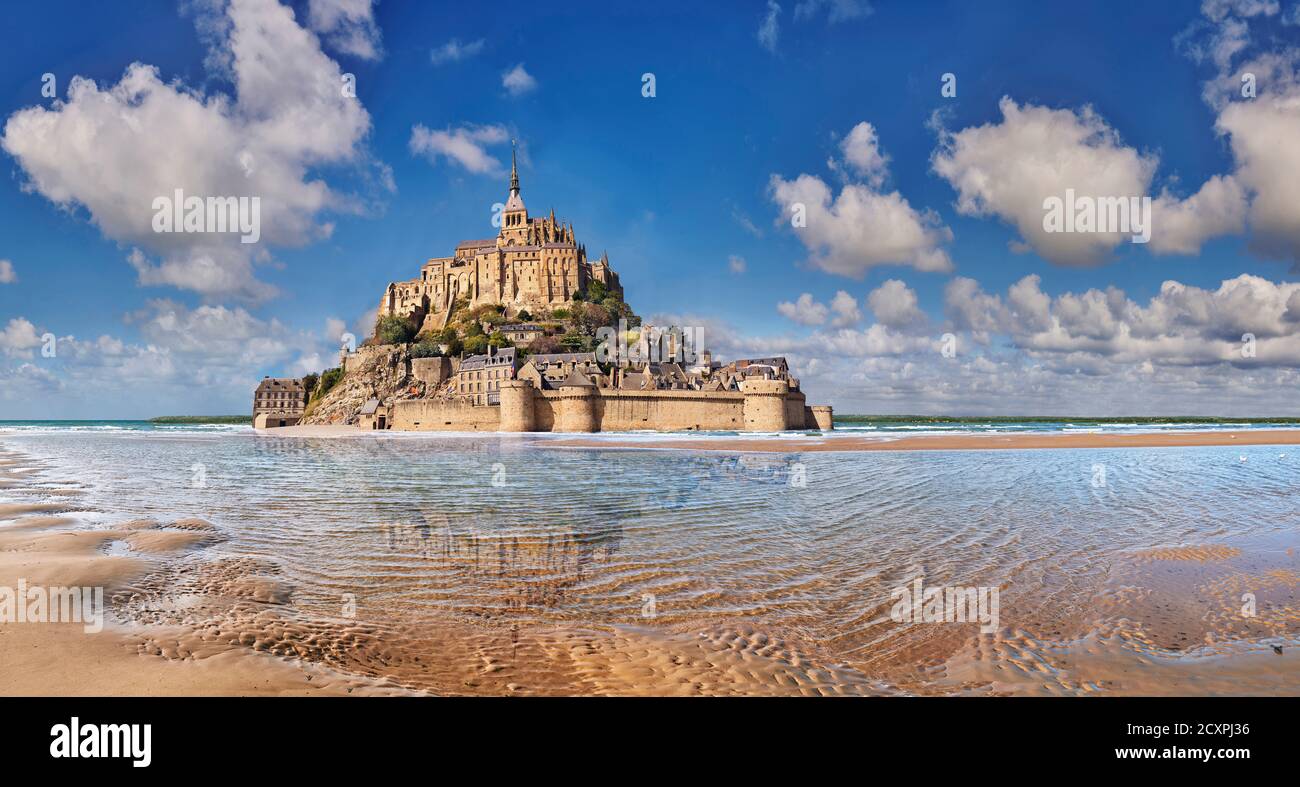 Malerische Aussicht auf die Gezeiteninsel Mont Saint Michel bei Flut umgeben und seine mittelalterliche Abtei von Saint Michel. Normandie Frankreich. Die Gezeiten variieren Stockfoto