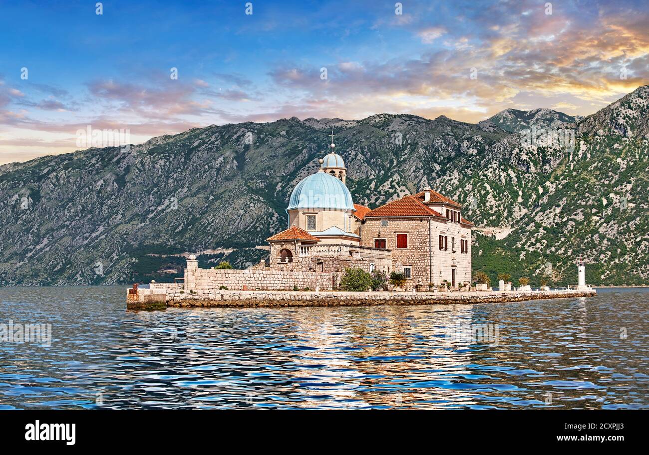 Landschaftlich schöne Aussicht auf die Kirche der Insel Our Lady of the Rocks (Gospa od Skrpjela), Bucht von Kotor, Montenegro Stockfoto