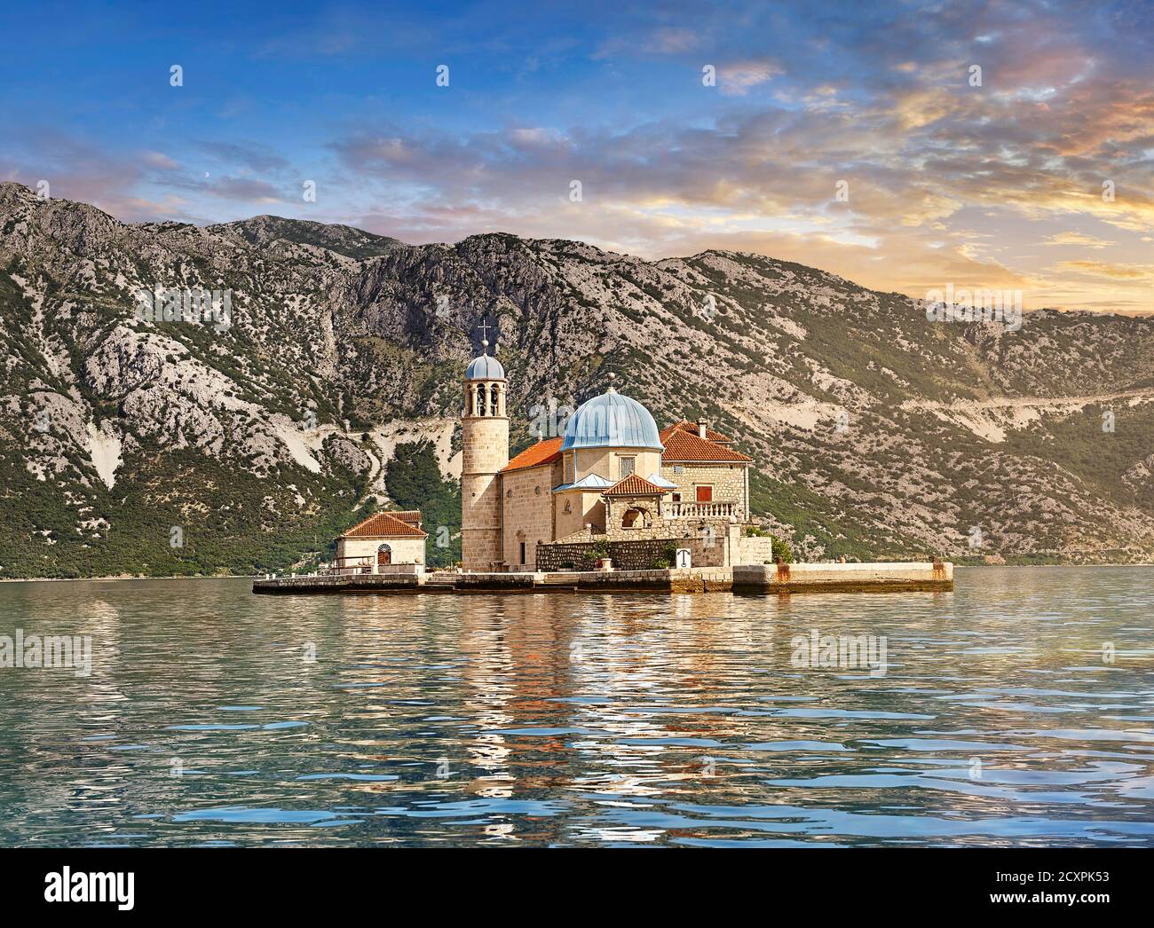 Landschaftlich schöne Aussicht auf die Kirche der Insel Our Lady of the Rocks (Gospa od Skrpjela), Bucht von Kotor, Montenegro Stockfoto