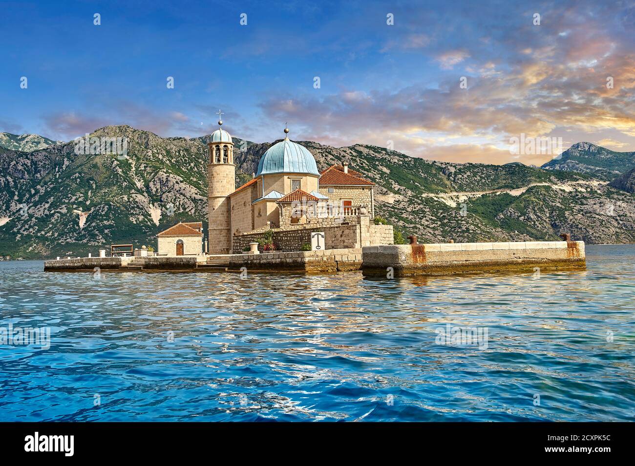 Landschaftlich schöne Aussicht auf die Kirche der Insel Our Lady of the Rocks (Gospa od Skrpjela), Bucht von Kotor, Montenegro Stockfoto