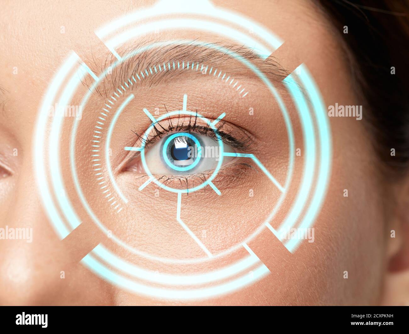 Nahaufnahme. Zukünftige Frau mit Cyber-Technologie Auge Panel, Cyberspace-Schnittstelle, Augenheilkunde Konzept. Schönes weibliches Auge mit moderner Identifikation, medizinische Behandlung für Fokus. Visuelle Effekte. Stockfoto
