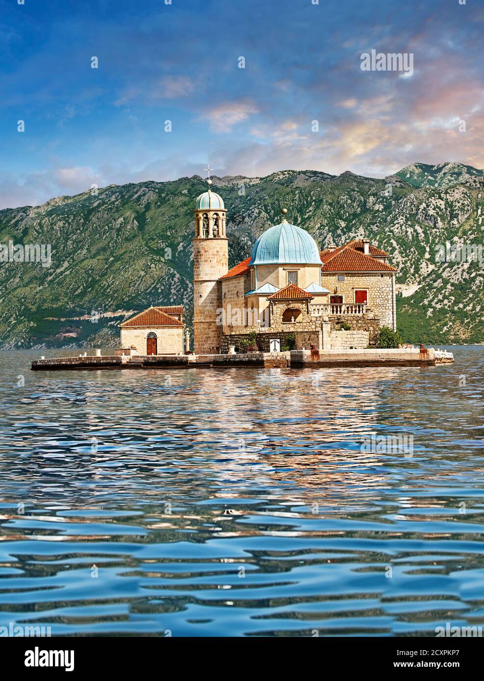 Landschaftlich schöne Aussicht auf die Kirche der Insel Our Lady of the Rocks (Gospa od Skrpjela), Bucht von Kotor, Montenegro Stockfoto