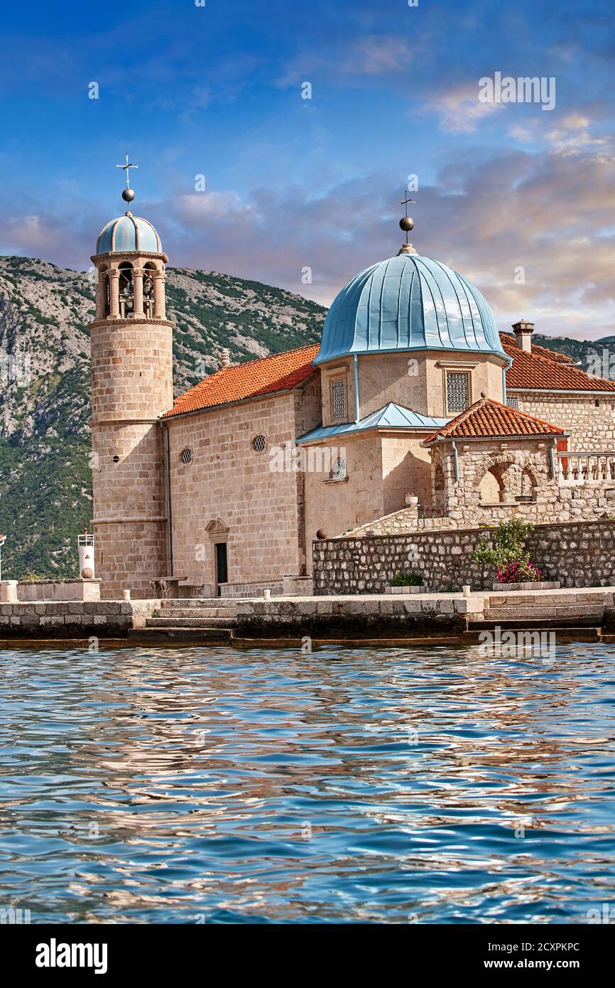 Landschaftlich schöne Aussicht auf die Kirche der Insel Our Lady of the Rocks (Gospa od Skrpjela), Bucht von Kotor, Montenegro Stockfoto