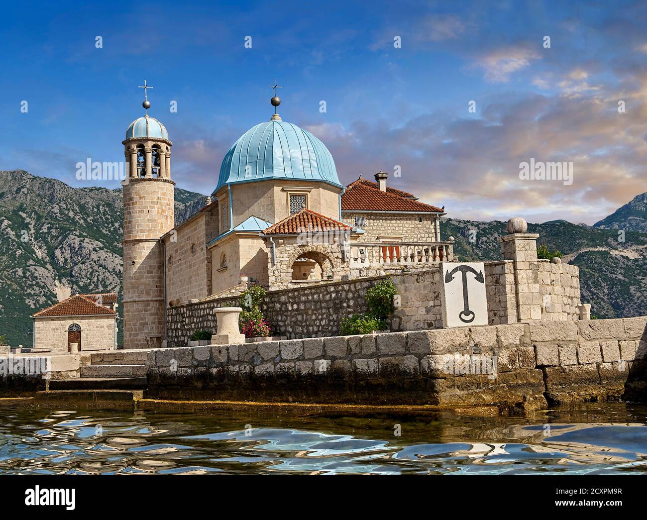 Landschaftlich schöne Aussicht auf die Kirche der Insel Our Lady of the Rocks (Gospa od Skrpjela), Bucht von Kotor, Montenegro Stockfoto