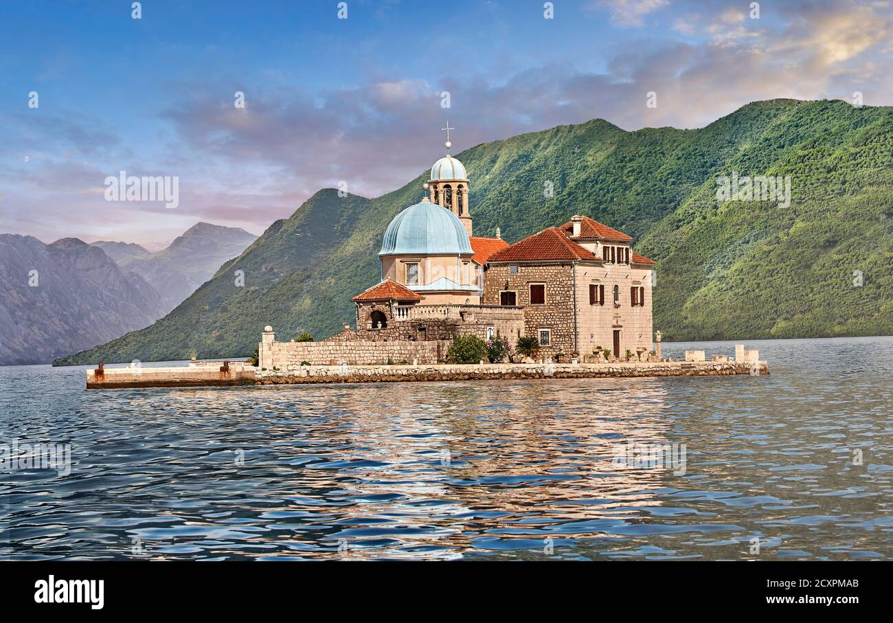 Landschaftlich schöne Aussicht auf die Kirche der Insel Our Lady of the Rocks (Gospa od Skrpjela), Bucht von Kotor, Montenegro Stockfoto