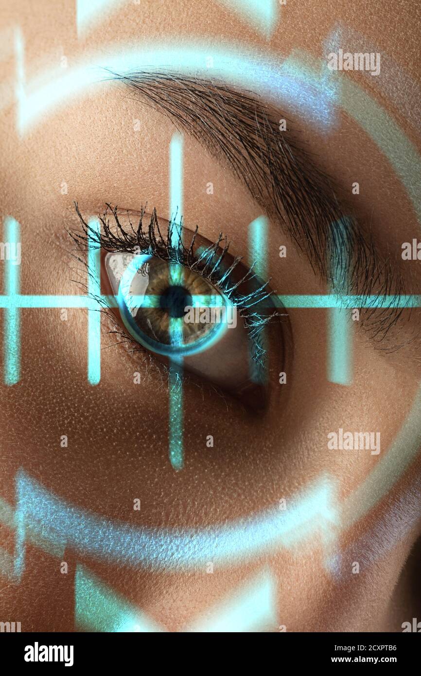 Nahaufnahme. Zukünftige Frau mit Cyber-Technologie Auge Panel, Cyberspace-Schnittstelle, Augenheilkunde Konzept. Schönes weibliches Auge mit moderner Identifikation, medizinische Behandlung für Fokus. Visuelle Effekte. Stockfoto