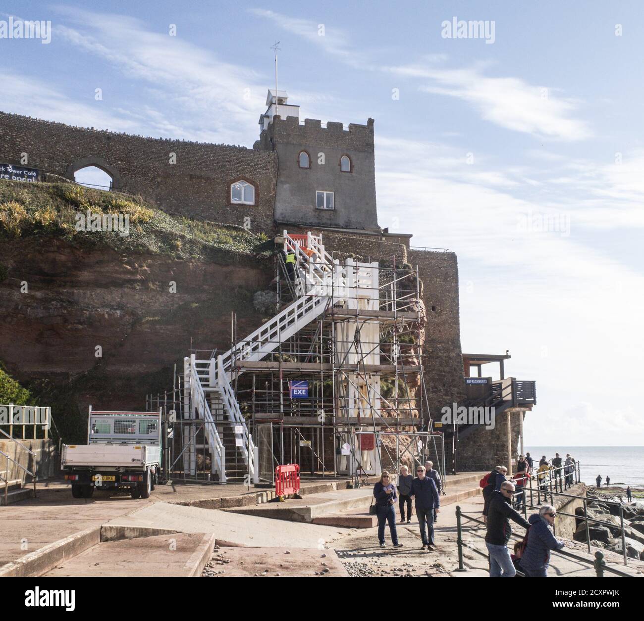 Sidmouth, Devon, 1. Oktober 2020. Arbeiter fahren mit Reparaturen und Neubemalung an einem der bekanntesten Wahrzeichen von East Devon fort - Jacob's Ladder in Sidmouth. Die Holzstruktur entstand Anfang des 20. Jahrhunderts und verbindet den West Beach mit den Connaught Gardens hoch oben. Kredit: Photo Central/Alamy Live Nachrichten Stockfoto