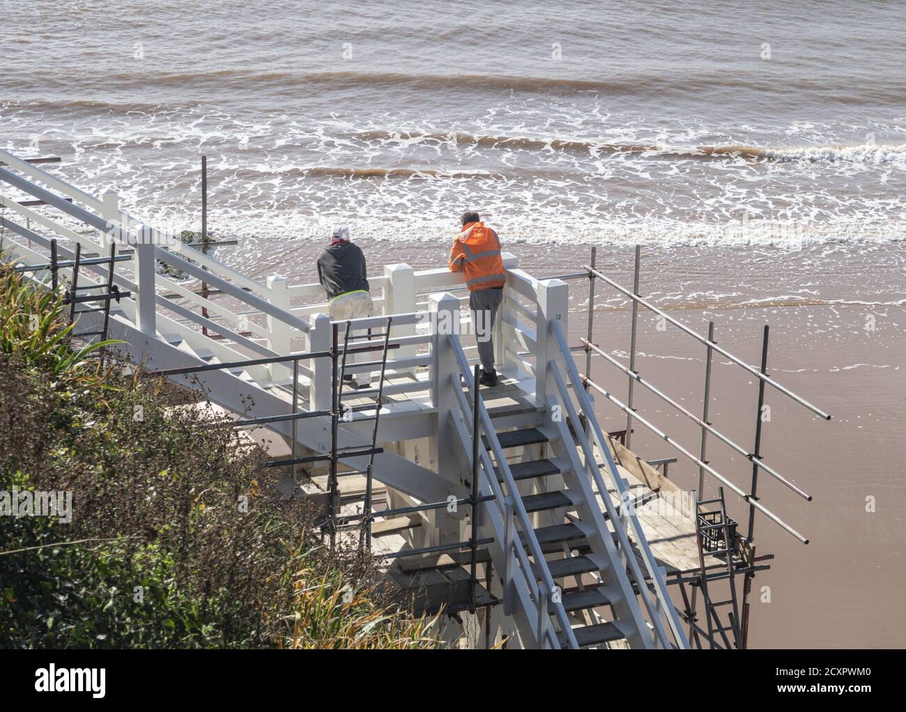 Sidmouth, Devon, 1. Oktober 2020. Arbeiter fahren mit Reparaturen und Neubemalung an einem der bekanntesten Wahrzeichen von East Devon fort - Jacob's Ladder in Sidmouth. Die Holzstruktur entstand Anfang des 20. Jahrhunderts und verbindet den West Beach mit den Connaught Gardens hoch oben. Kredit: Photo Central/Alamy Live Nachrichten Stockfoto