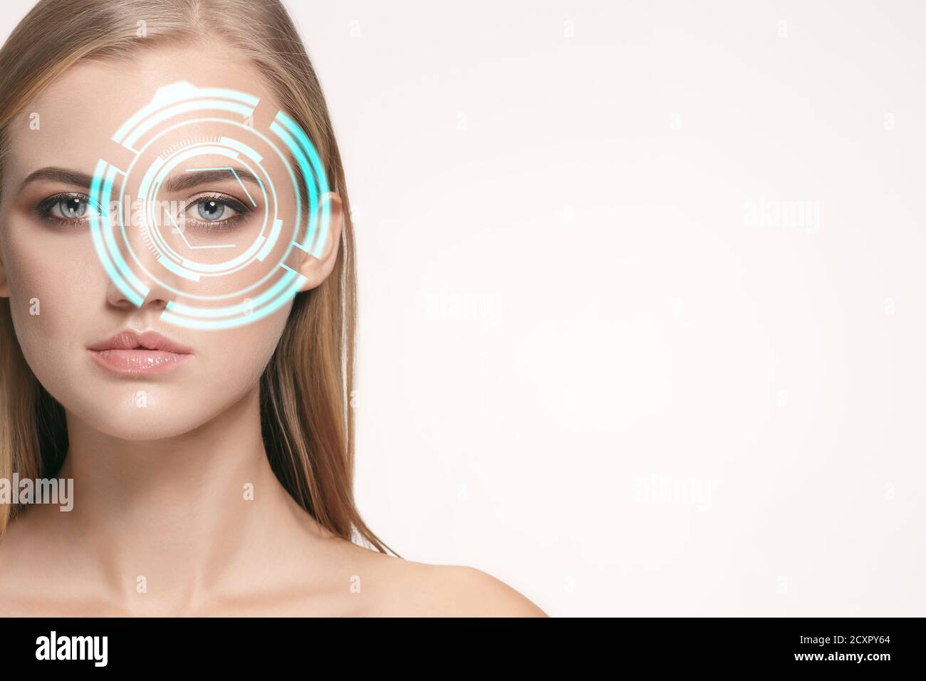 Zukünftige Frau mit Cyber-Technologie Auge Panel, Cyberspace-Schnittstelle, Augenheilkunde Konzept. Schönes weibliches Auge mit moderner Identifikationtech, medizinische Behandlung für Augen, Fokus. Copyspace. Stockfoto