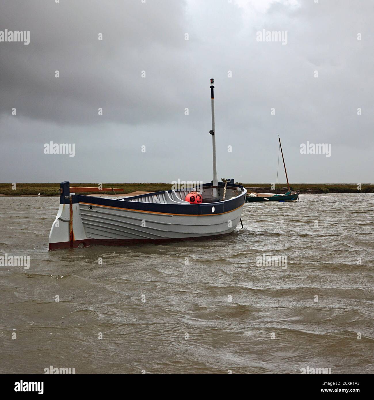 Boote auf Gezeitenanlegestellen in Burnham-Overy-Staitthe, Norfolk Stockfoto