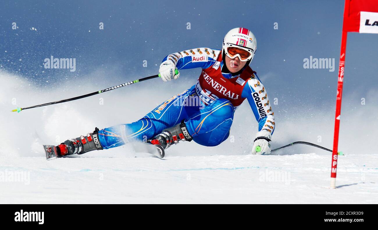 Die schwedische Skifahrerin Anja Paerson dreht sich beim alpinen Skisport-Training bei der Women's World Cup Downhill in Lake Louise, Alberta, 1. Dezember 2010. REUTERS/Mike Blake (KANADA - Tags: SKIFAHREN) Stockfoto